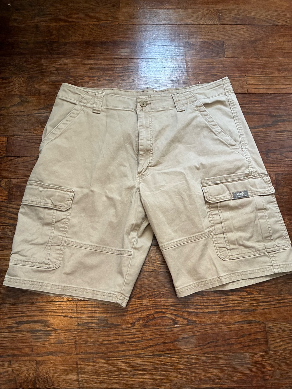 Wrangler Tan Cargo Shorts with Multiple Pockets